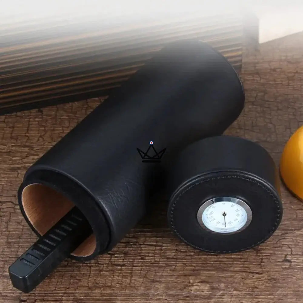 ORBAL Edition Reisehumidor – zylindrisch, Echtes Leder & Zedernholz, 5 bis 10 Zigarren, Schwarz oder Braun ORBAL Edition Reisehumidor – zylindrisch, Echtes Leder & Zedernholz, 5 bis 10 Zigarren, Schwarz oder Braun