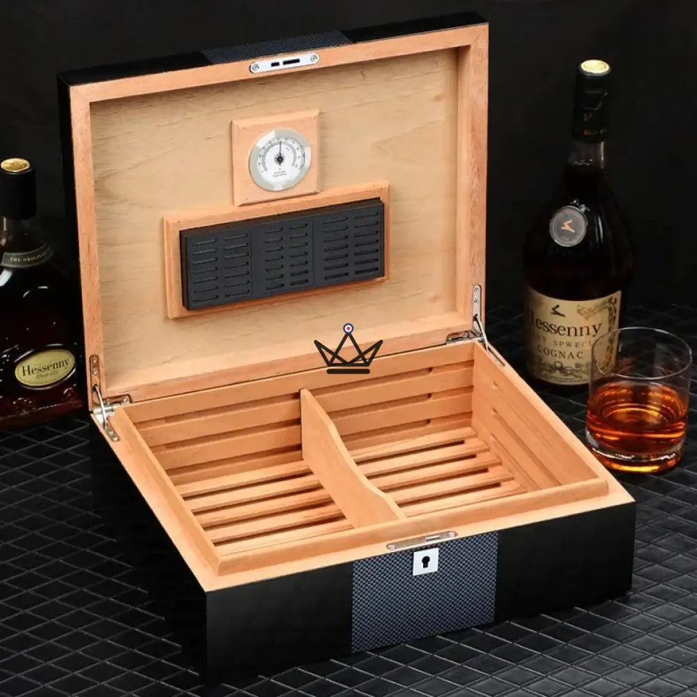 Humidor DUAL CARBON – Karbonfaser & spanische Zeder, 70 Zigarren, Schloss, belüftetes Tablett & Trennwand – Ansicht 3