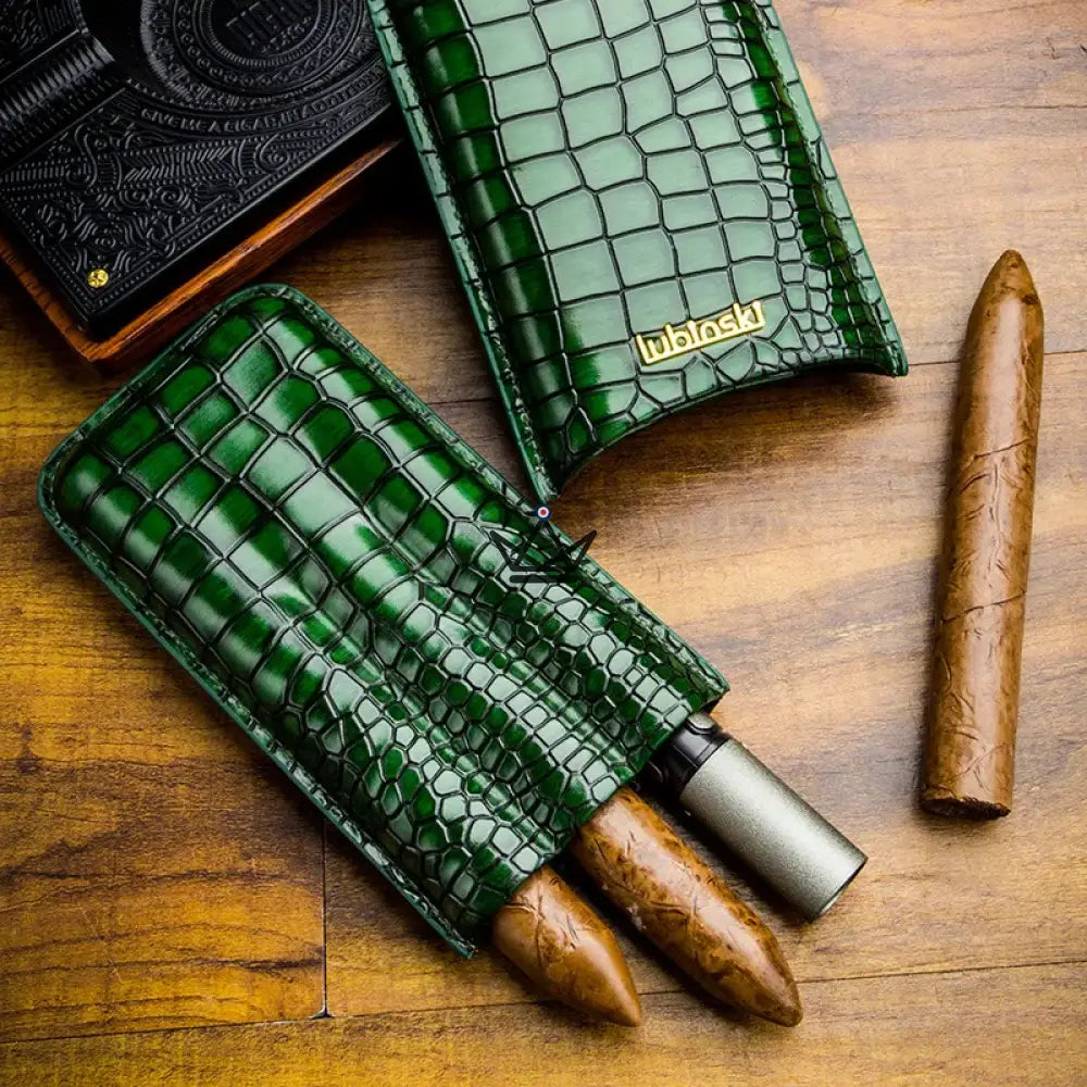 Pitillera Leonidas Edition: piel de vacuno, 3 cigarros Churchill & Robusto, 5 acabados, caja de regalo incluida Pitillera Leonidas Edition: piel de vacuno, 3 cigarros Churchill & Robusto, 5 acabados, caja de regalo incluida
