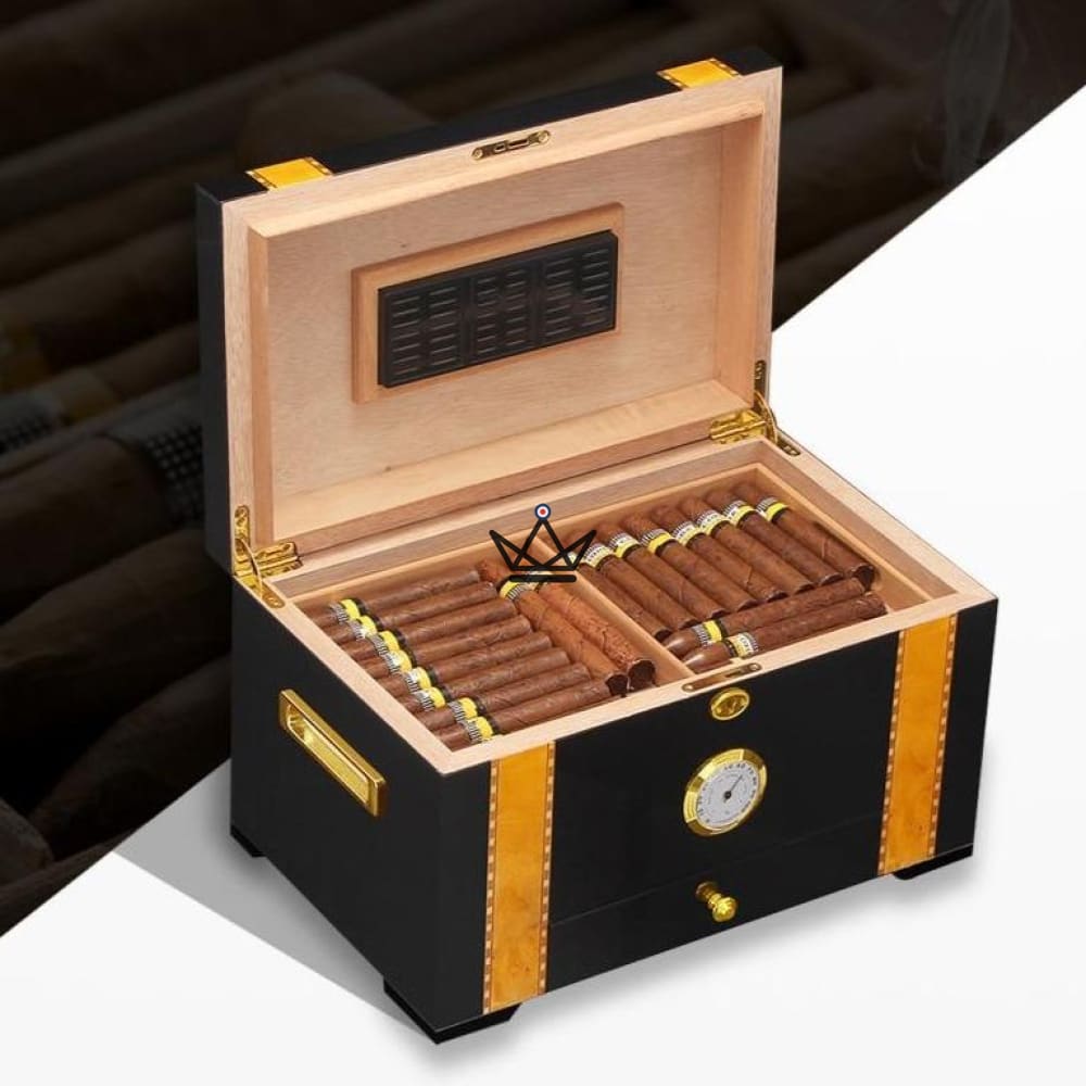ARCHIBALD Deluxe Cigar Humidor — black lacquer, gold details, Spanish cedar, key lock, 75 cigars — view 5