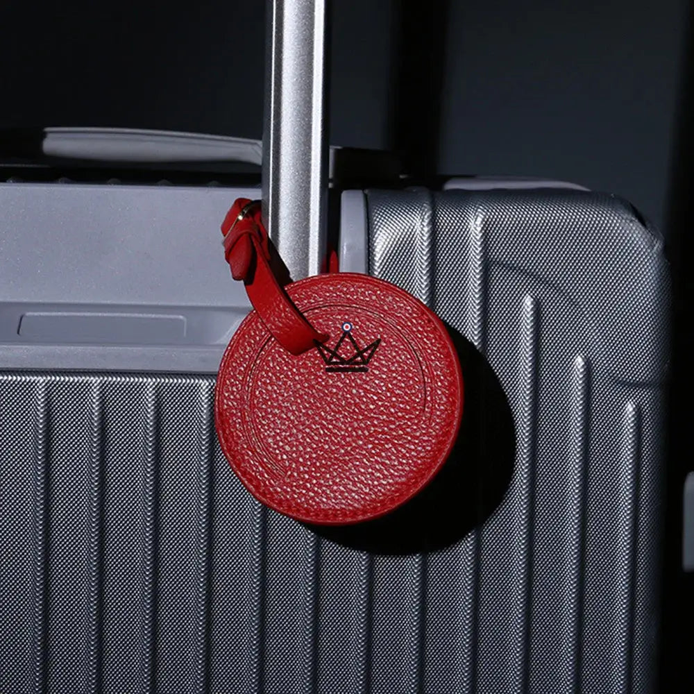 Customizable Leather Luggage Tag – Voyageur Crest — Round ⚫ / Intense red