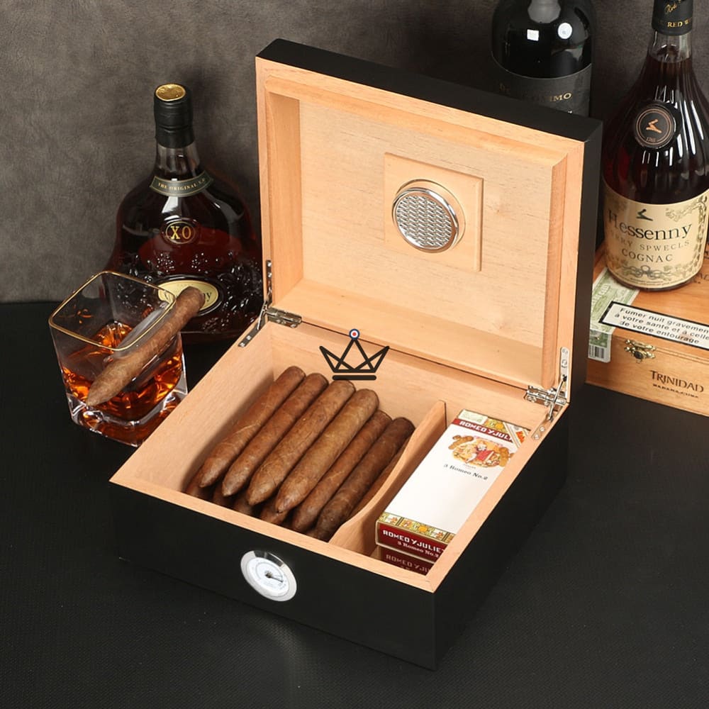 Zigarren-Set FIFTY LUNARIS — Zedernholz Humidor für 50 Zigarren, Zigarrenetui aus Rindsleder für 2 Zigarren, Aschenbecher, Zigarrenschneider, Hygrometer & Befeuchter – Ansicht 7
