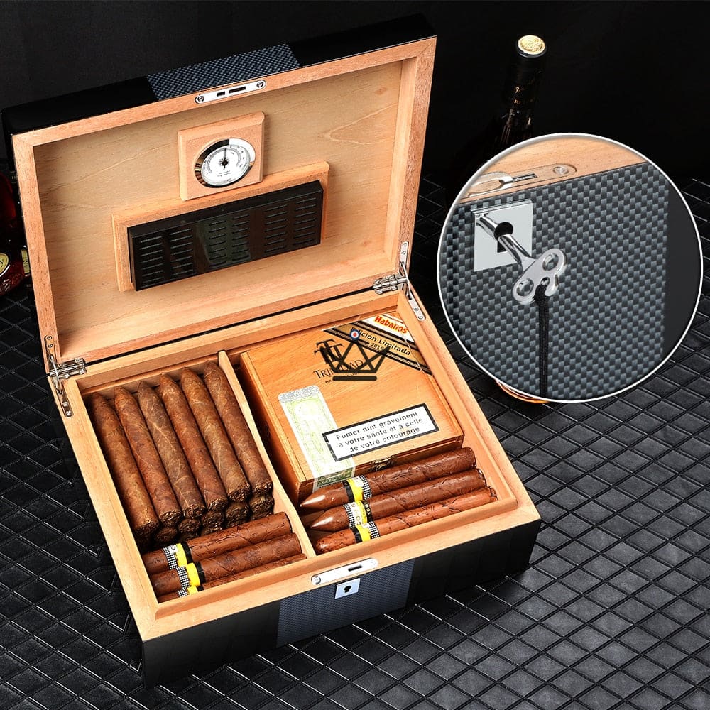 Humidor de cigarros DUAL CARBON: fibra de carbono y cedro español, 70 cigarros, cerradura, bandeja aireada y divisor Humidor de cigarros DUAL CARBON: fibra de carbono y cedro español, 70 cigarros, cerradura, bandeja aireada y divisor
