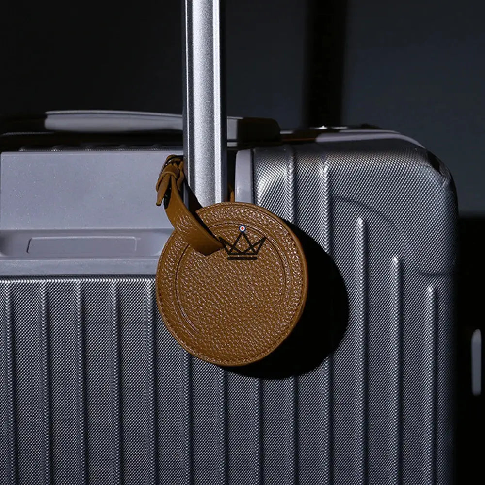 Customizable Leather Luggage Tag – Voyageur Crest — Round ⚫ / Natural Camel