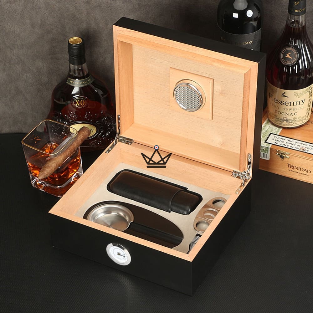 FIFTY LUNARIS cigar humidor — cedar humidor for 50 cigars, 2-cigar cowhide leather case, ashtray, cigar cutter, hygrometer & humidifier — view 4