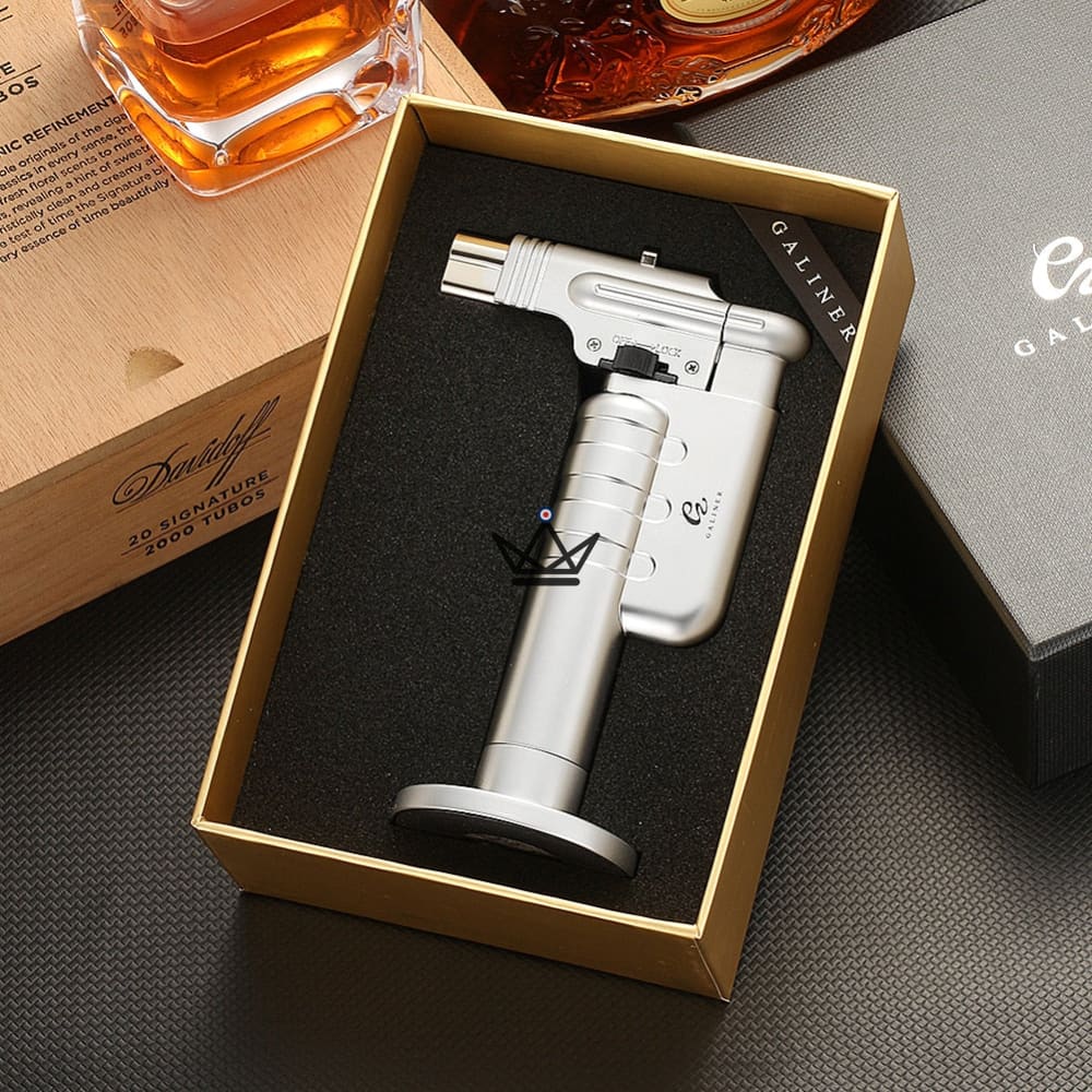 encendedor de llama jet gigante FIRE TITAN: tamaño XXL, soporte incorporado, plateado · dorado · azul | Caja de regalo de cigarros encendedor de llama jet gigante FIRE TITAN: tamaño XXL, soporte incorporado, plateado · dorado · azul | Caja de regalo de cigarros