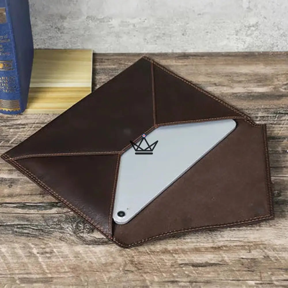 Personalisierbare MacBook-Hülle aus Leder – Voyageur Memento – Ansicht 4
