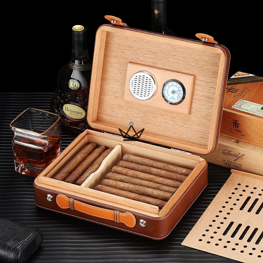 Reise-Zigarrenhumidor LOUIS XIII – Leder & Zedernholz, 30 Zigarren, Hygrometer Reise-Zigarrenhumidor LOUIS XIII – Leder & Zedernholz, 30 Zigarren, Hygrometer