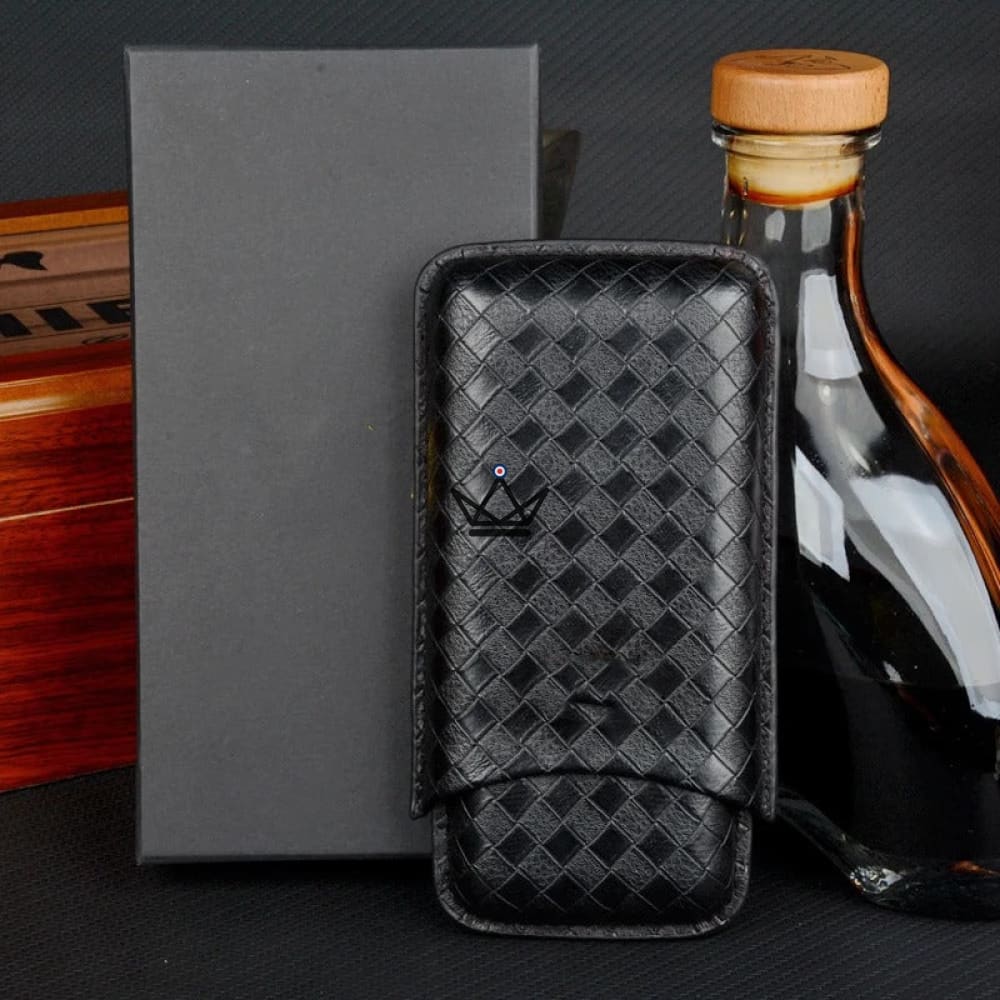 Zigarrenetui GRID Optimus – geflochtenes Rindsleder, 3 Zigarren 25 mm, Textilfutter, Schwarz oder Braun – Ansicht 9