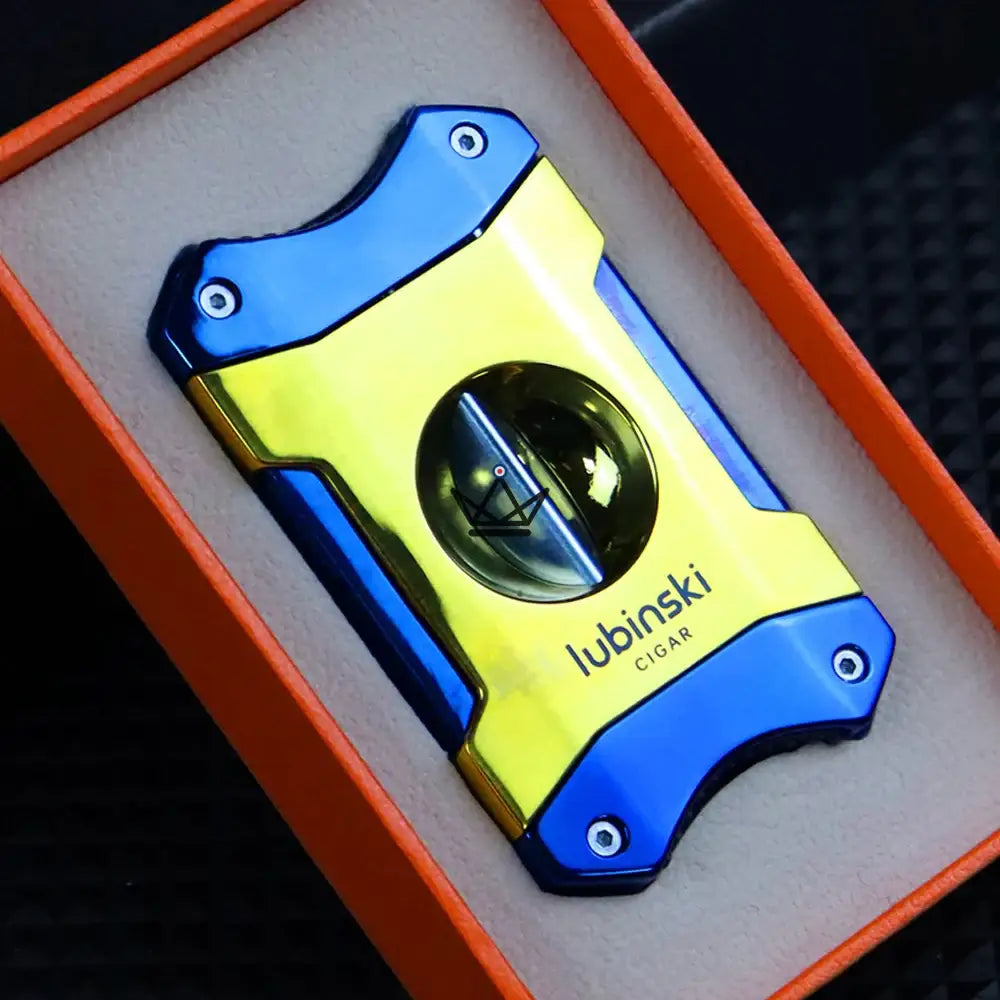 Zigarrenschneider Azzurro Edition — V-Schnitt Doppelklinge, Zink & Edelstahl, 24 mm Max, Gold & Saphirblau Finish, Signature Etui – Ansicht 3