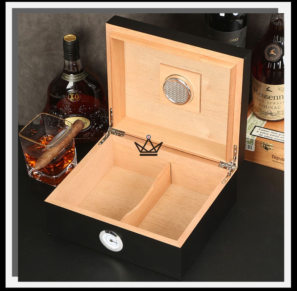 Zigarren-Set FIFTY LUNARIS — Zedernholz Humidor für 50 Zigarren, Zigarrenetui aus Rindsleder für 2 Zigarren, Aschenbecher, Zigarrenschneider, Hygrometer & Befeuchter – Ansicht 6
