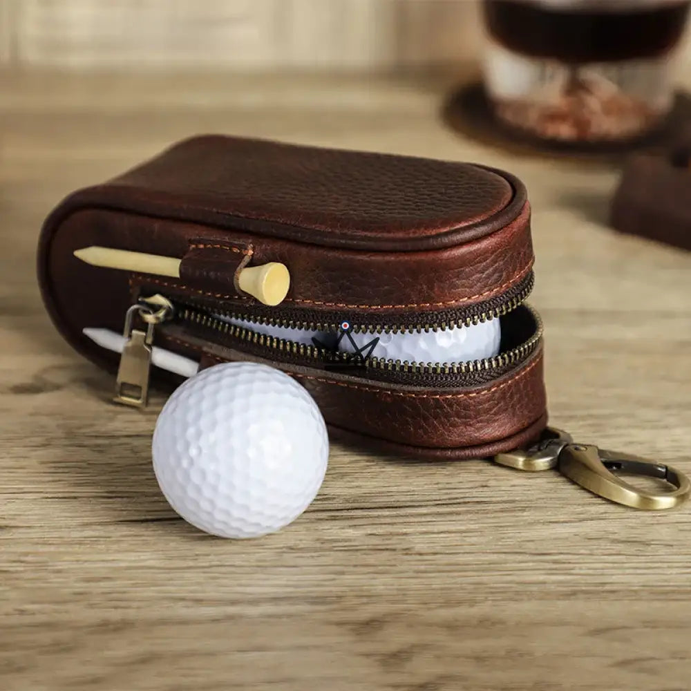Estuche para pelotas de golf de cuero personalizable – Voyageur Links | 3 bolas, 4 tees Estuche para pelotas de golf de cuero personalizable – Voyageur Links | 3 bolas, 4 tees