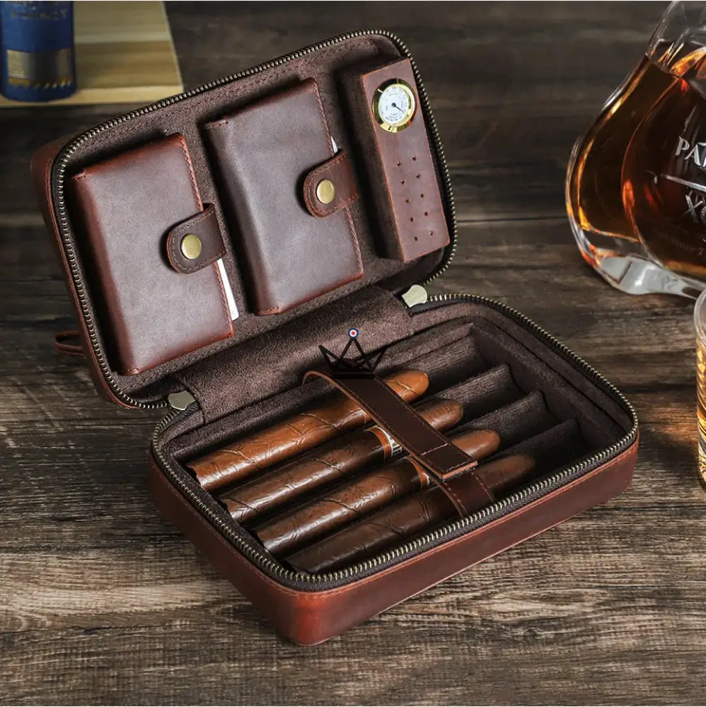 Estuche para cigarros VOYAGEUR SIGNATURE — Cuero color café intenso, grabado con láser, 21 × 13,5 × 7 cm Estuche para cigarros VOYAGEUR SIGNATURE — Cuero color café intenso, grabado con láser, 21 × 13,5 × 7 cm