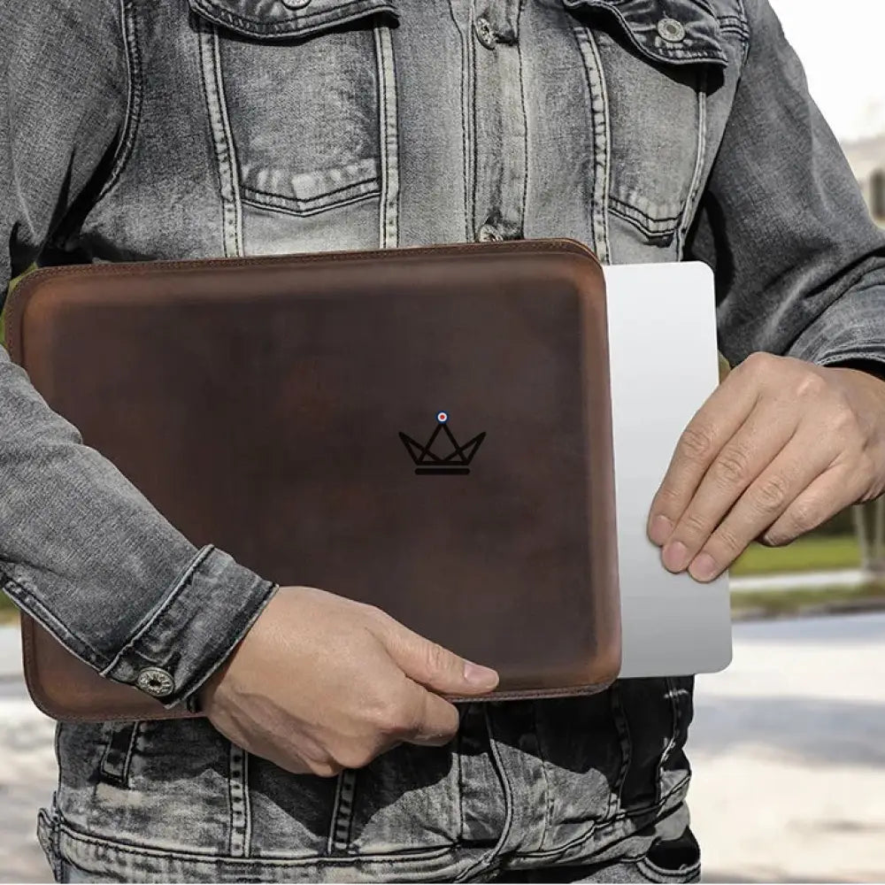 Personalisierbare Macbook-Hülle aus Leder 13"-14" - Voyageur SKIN – Ansicht 2