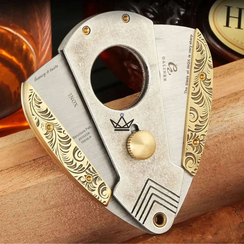 Cortador de cigarros Nyfe Heritage: guillotina de doble hoja de acero inoxidable, acabado dorado y plateado, calibre de anillo 58, elegante caja de regalo incluida Cortador de cigarros Nyfe Heritage: guillotina de doble hoja de acero inoxidable, acabado dorado y plateado, calibre de anillo 58, elegante caja de regalo incluida