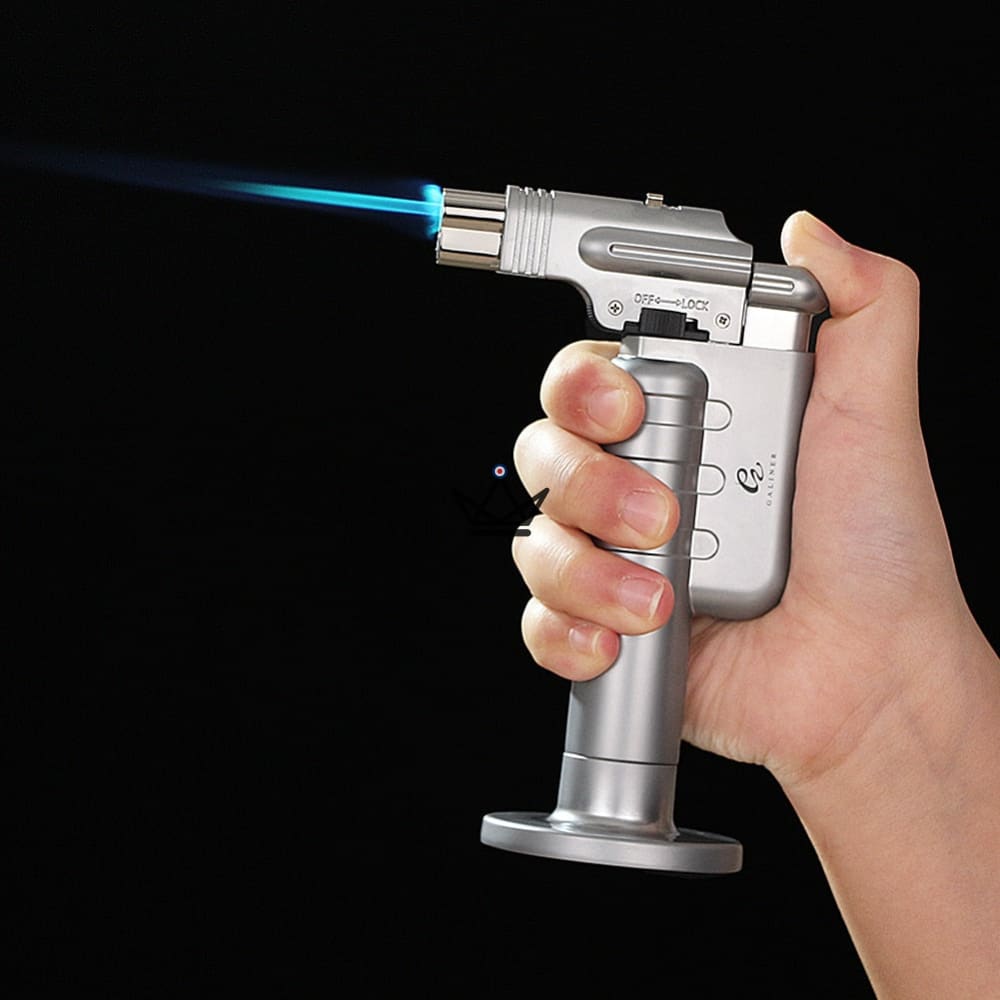 Riesen-Fackelfeuerzeug FIRE TITAN – XXL-Format, integrierter Standfuss, Silber · Gold · Blau | Zigarrenetui – Ansicht 4