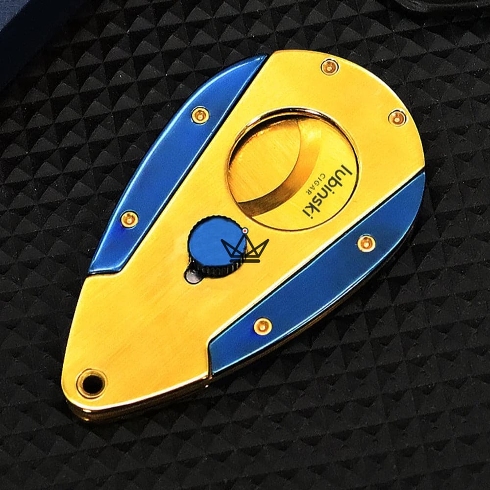 Guillotine-Zigarrenschneider Azzurro Edition – Doppelklinge Edelstahl, Oberfläche gebürstetes Gold & Saphirblau, Ø 22 mm, Geschenkbox & Etui inklusive – Ansicht 7