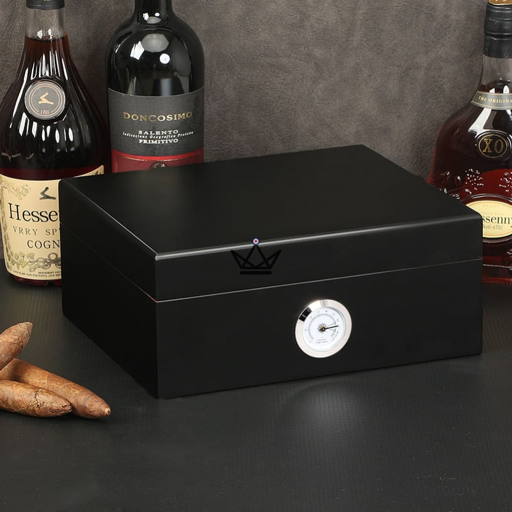 Zigarren-Set FIFTY LUNARIS — Zedernholz Humidor für 50 Zigarren, Zigarrenetui aus Rindsleder für 2 Zigarren, Aschenbecher, Zigarrenschneider, Hygrometer & Befeuchter – Ansicht 5