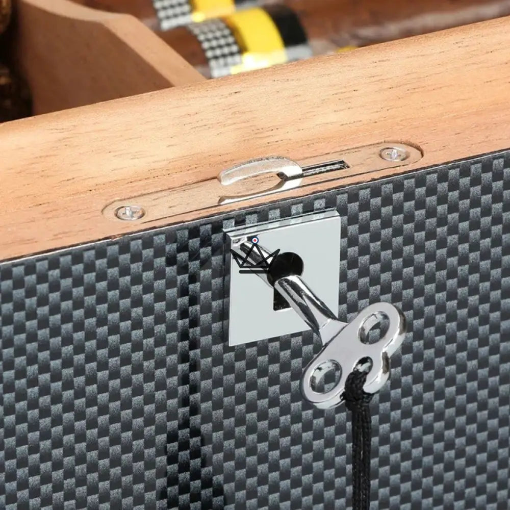 Humidor DUAL CARBON – Karbonfaser & spanische Zeder, 70 Zigarren, Schloss, belüftetes Tablett & Trennwand – Ansicht 4