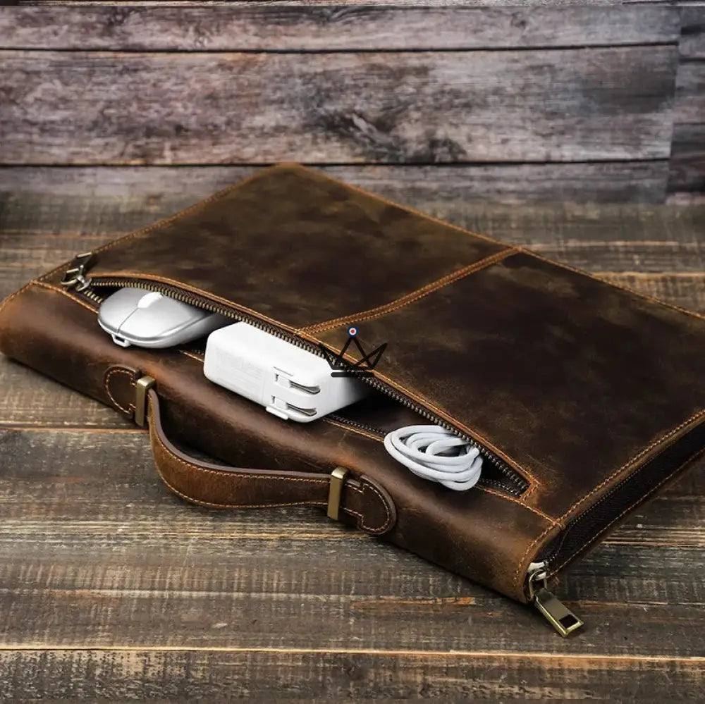 Funda de cuero personalizable para MacBook de 13"-16" - Voyager CODEX Funda de cuero personalizable para MacBook de 13"-16" - Voyager CODEX