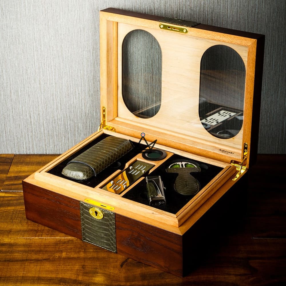 Caja humidificadora de cigarros AURELIUS LUXE: cedro y cuero, 35-40 cigarros + estuche + encendedor + cortador