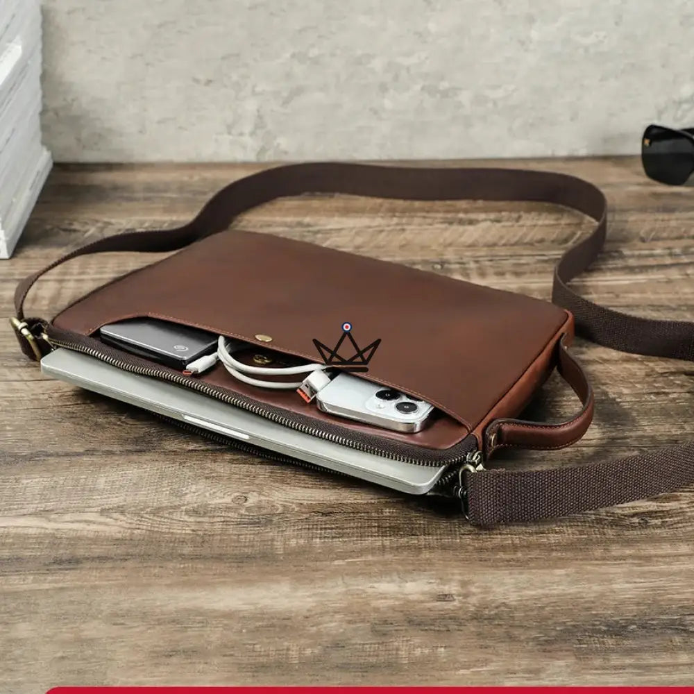 Funda de cuero personalizable para MacBook de 13" a 14" - COURIER Traveler Funda de cuero personalizable para MacBook de 13" a 14" - COURIER Traveler