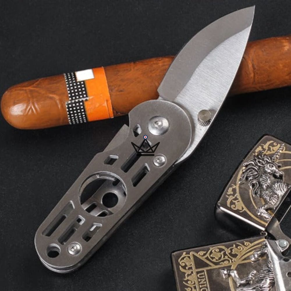 Cortador de cigarros SWORD — Hoja giratoria de media luna, acero inoxidable cepillado | estuche de colección incluida.