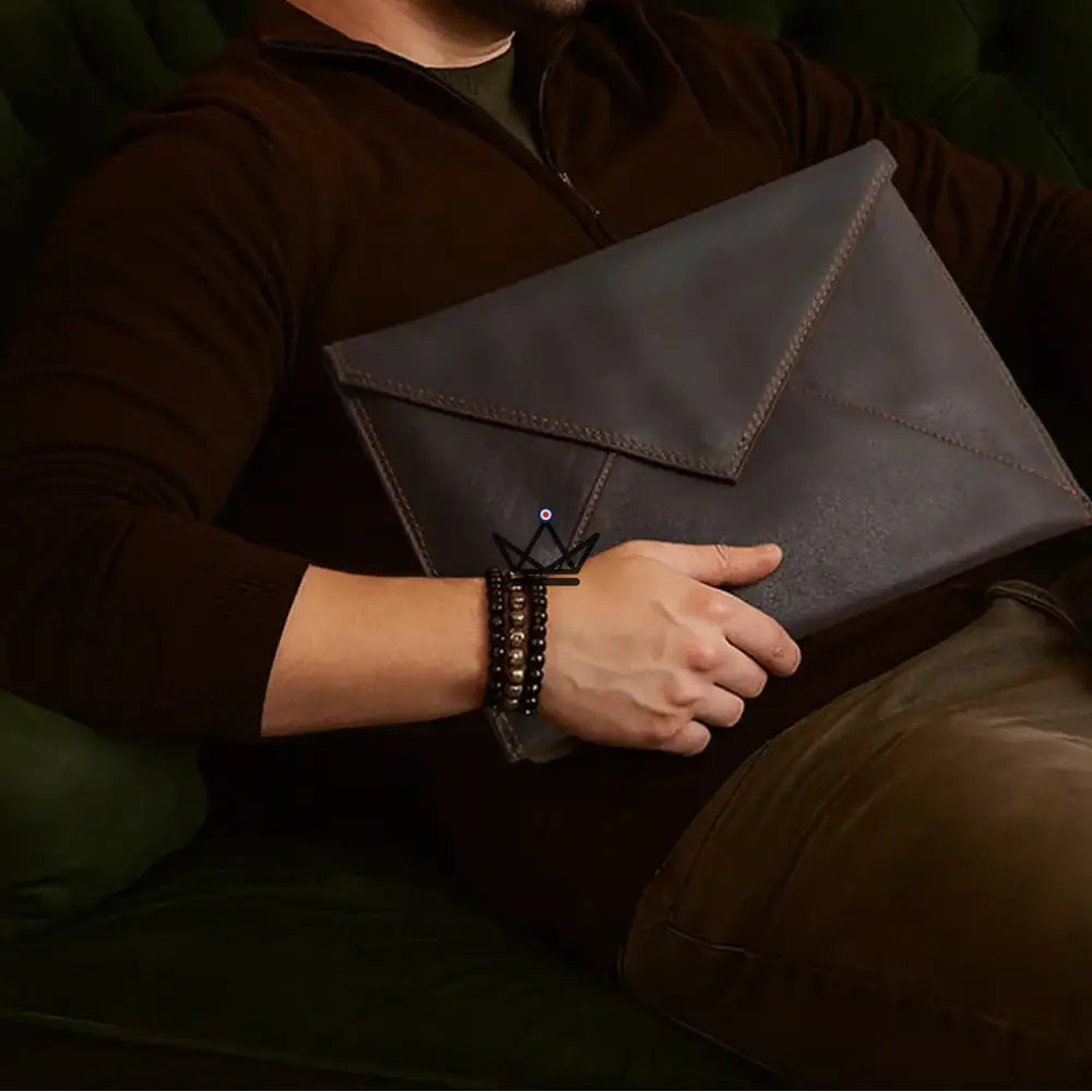 Personalisierbare MacBook-Hülle aus Leder – Voyageur Memento – Ansicht 3