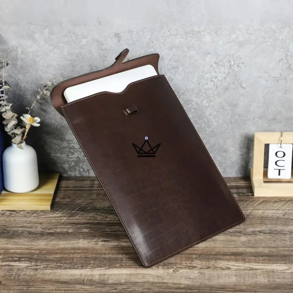 Funda Macbook de Cuero Personalizable de 13" a 15" - CONSULAT de Viajeros