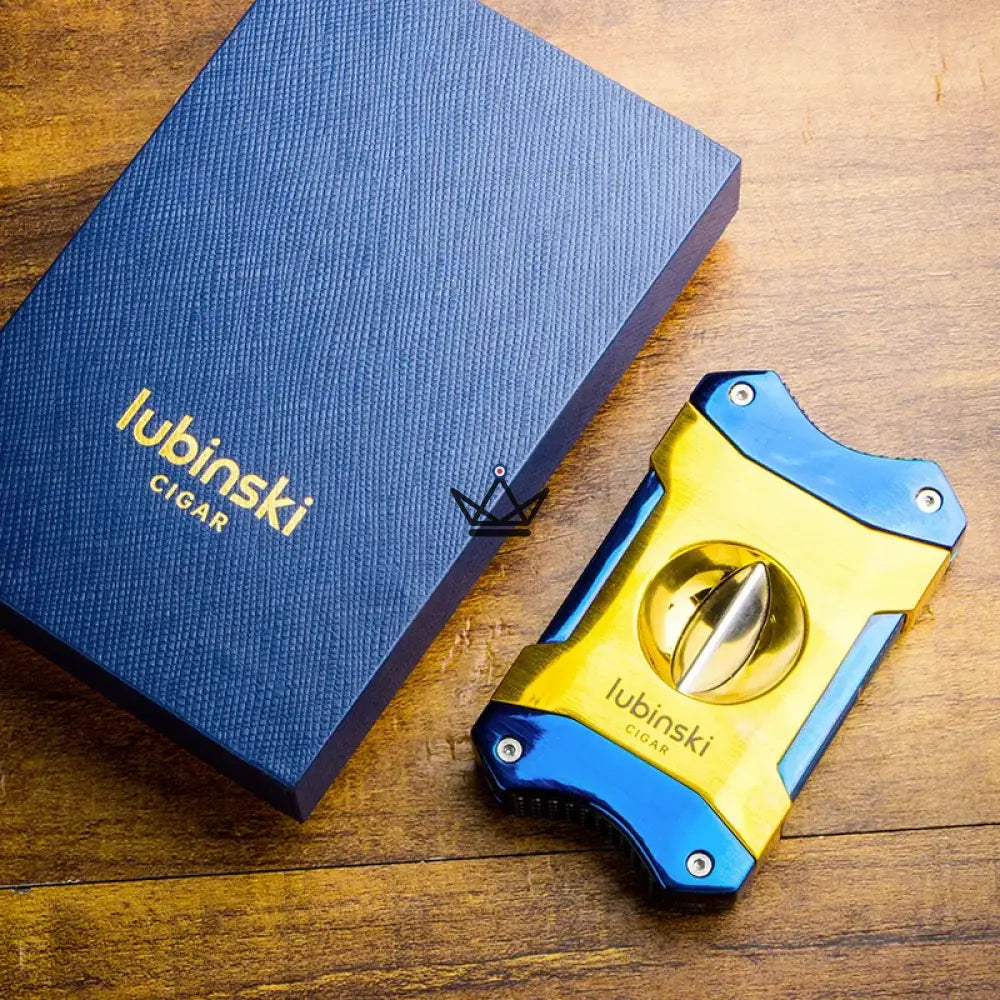 Zigarrenschneider Azzurro Edition — V-Schnitt Doppelklinge, Zink & Edelstahl, 24 mm Max, Gold & Saphirblau Finish, Signature Etui – Ansicht 2