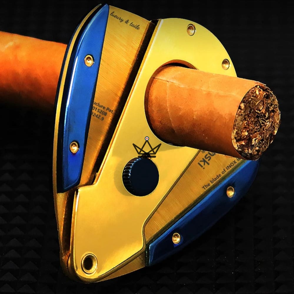 Guillotine-Zigarrenschneider Azzurro Edition – Doppelklinge Edelstahl, Oberfläche gebürstetes Gold & Saphirblau, Ø 22 mm, Geschenkbox & Etui inklusive – Ansicht 4