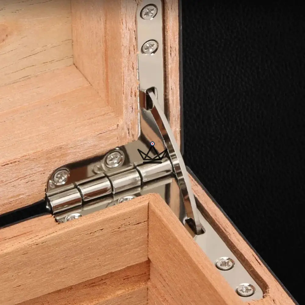 Humidor DUAL CARBON – Karbonfaser & spanische Zeder, 70 Zigarren, Schloss, belüftetes Tablett & Trennwand – Ansicht 8